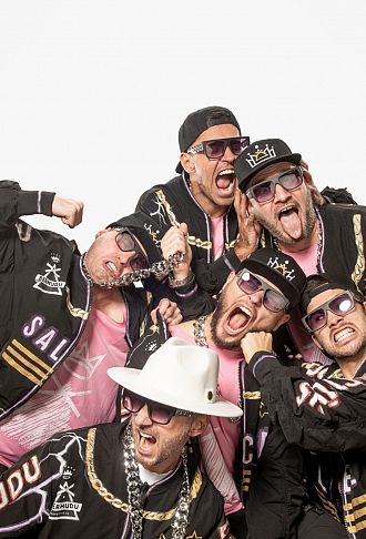 "Bermudu divstūris"